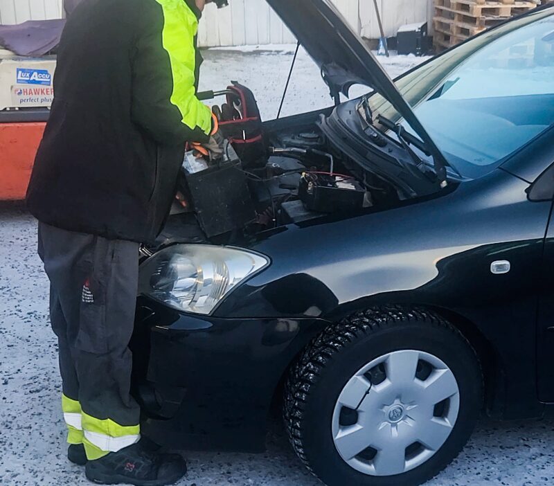 Akun testaus Akkutalon liikkeessä Oulussa